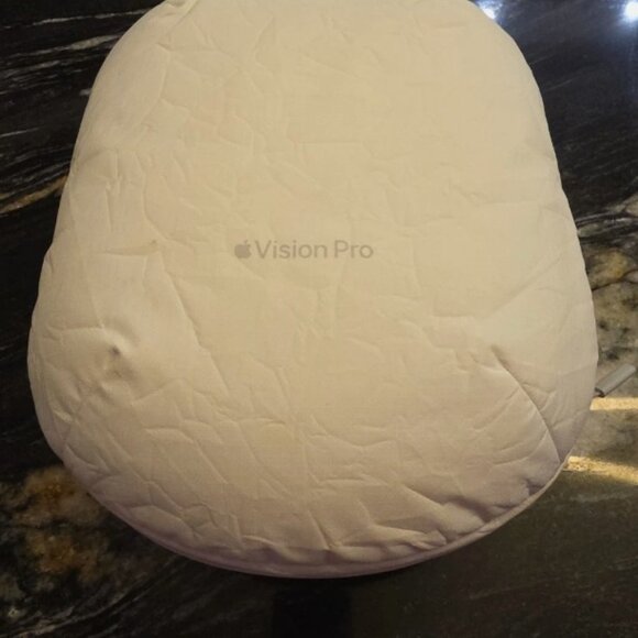 Apple Vision Pro 256GB Full Kit: Includes Travel Case & All Original Gear - Picture 9 of 9